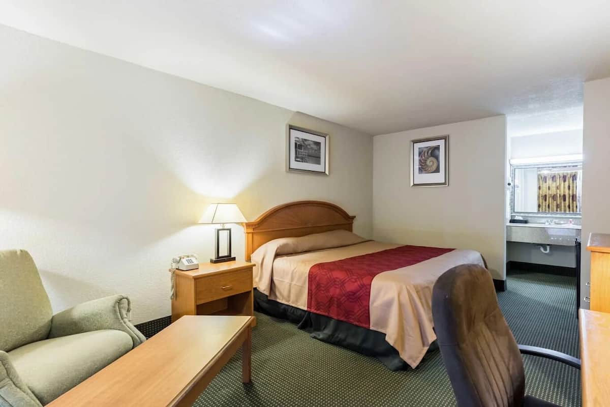 Room, 1 Queen Bed | Free WiFi, bed sheets