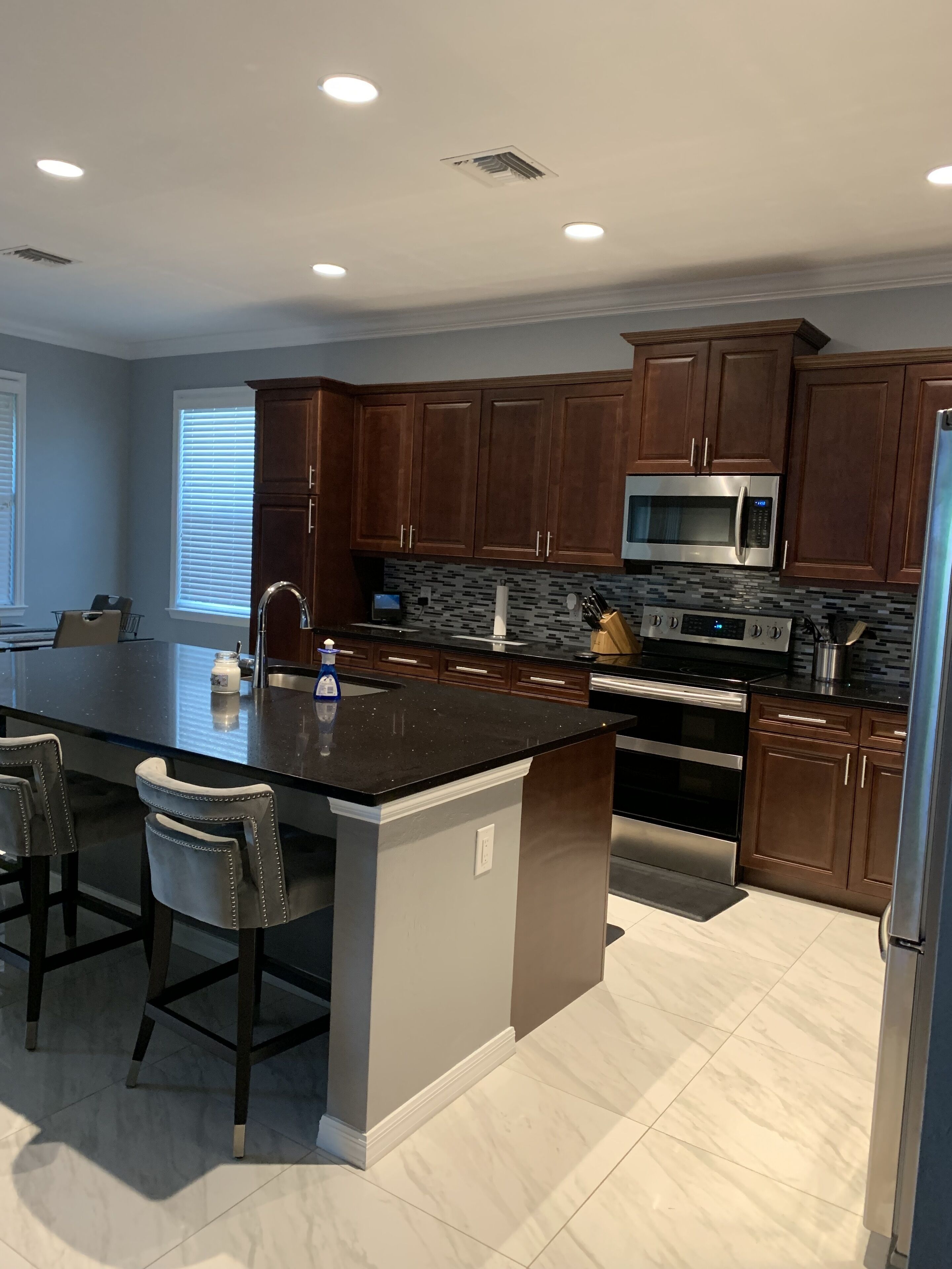 Fridge, oven, stovetop, dishwasher