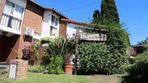 A building with a sign that reads "Bernie's Bed & Breakfast." - Posada Bernies (Ezeiza)