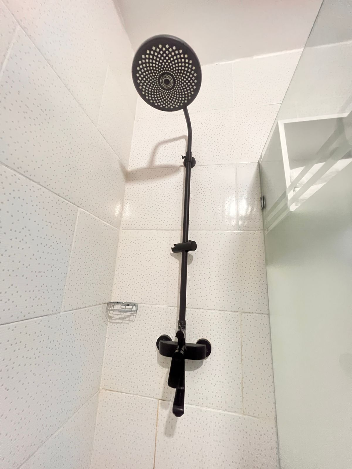 Toallas, jabón, shampoo, papel de baño 