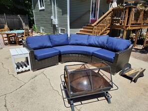 Outdoor dining - Bright apartment within walking distance of The Village of Northport. (Northport)