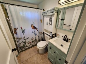 Hair dryer, towels, soap, shampoo - Bright apartment within walking distance of The Village of Northport. (Northport)