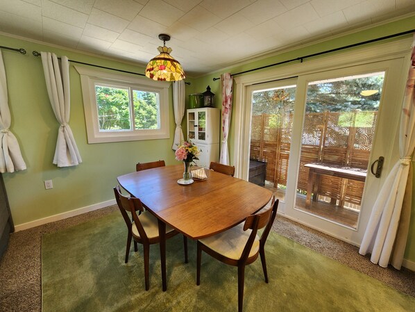 Dining - Bright apartment within walking distance of The Village of Northport. (Northport)