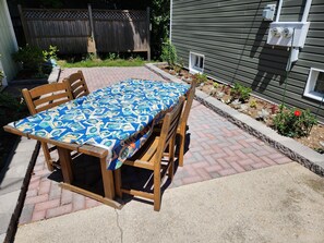 Outdoor dining - Bright apartment within walking distance of The Village of Northport. (Northport)