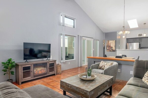 TV, fireplace, offices - Casas Adobes Escape | Relaxing Tucson Stay (Tucson)