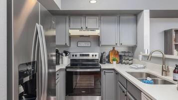 Kylskåp, mikrovågsugn, ugn och spishäll