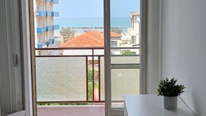 A balcony with a view of the sea and buildings. - SE041 - Senigallia,  four-room apartment super equipped 150m from the sea (Senigallia)