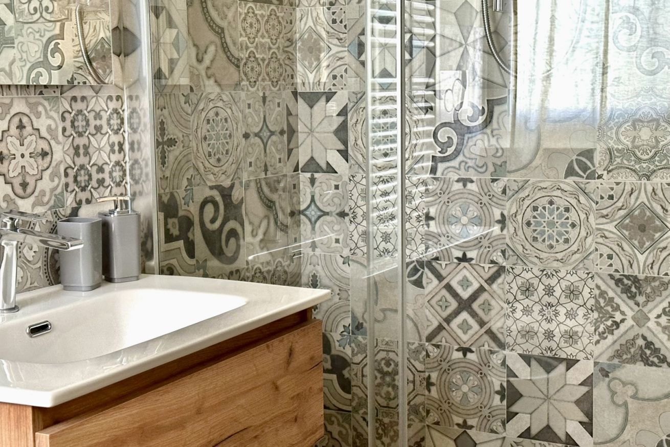 Shower, bidet, towels