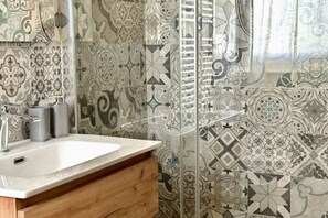 Chuveiro, bidê, toalhas de banho 