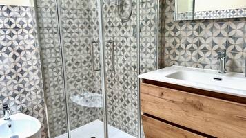 Shower, bidet, towels