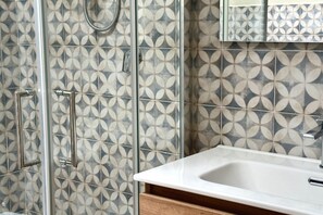 Shower, bidet, towels - P016 - Porto Recanati, new three-room penthouse 30m from the sea (Porto Recanati)