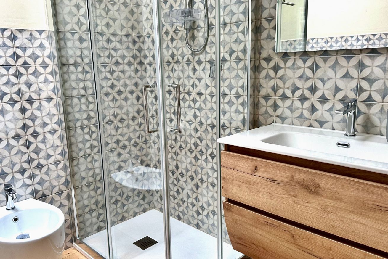 Douche, bidet, serviettes fournies