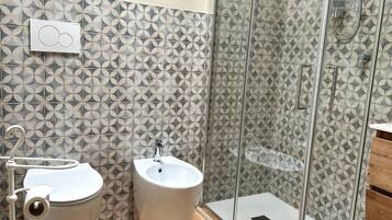 Douche, bidet, serviettes fournies