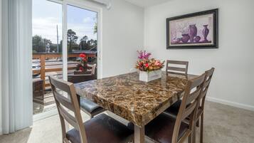 Apartemen, 1 kamar tidur, Boleh Merokok, balkon | Ruang makan