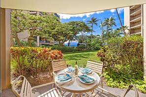 Outdoor dining - Valley Isle Resort #101 - Vacation West Maui - New AC & Floors (Lahaina)