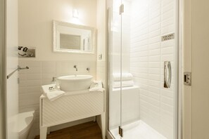 Shower, hair dryer, towels, shampoo - Don Giovanni apartment in Florence by Mmega (Florence)