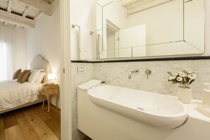 Shower, hair dryer, towels, shampoo - Don Giovanni apartment in Florence by Mmega (Florence)