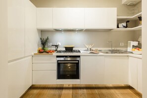 Fridge, microwave, oven, stovetop - Don Giovanni apartment in Florence by Mmega (Florence)