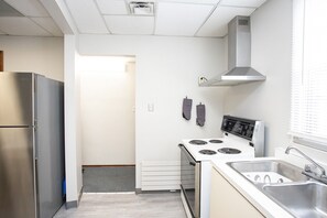 Een koelkast, een microgolfoven, een oven