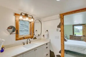 Regadera, secadora de cabello, toallas, jabón 