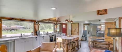 Älytelevisio, takka, kirjoja