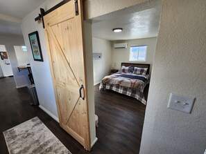 Desk, iron/ironing board, free WiFi, bed sheets - Babbling Brook Apartment (Cañon City)