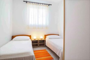 1 室のベッドルーム、アイロン / アイロン台