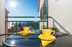 Outdoor dining - Holiday apartment with air conditioning (Rabac)