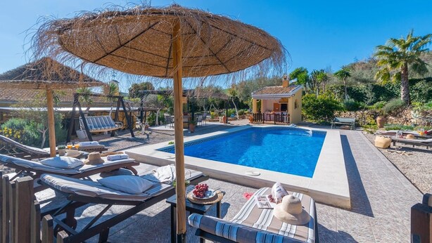 A poolside area with lounge chairs, a small pool, and a thatched umbrella. - Tere 2 Antequera - La Higuera by Ruralidays (Málaga)