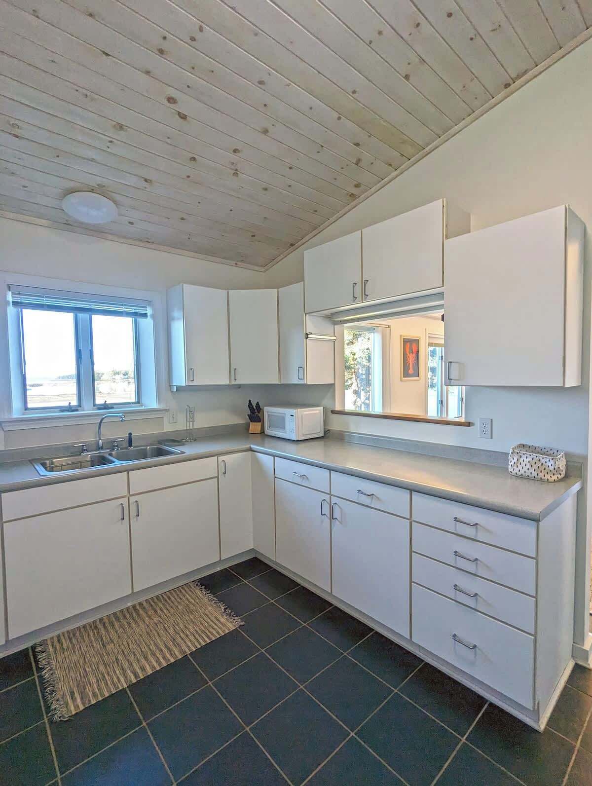 Wasserkocher mit Kaffee-/Teezubehör, Kühlschrank, Mikrowelle, Ofen