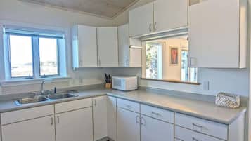 Wasserkocher mit Kaffee-/Teezubehör, Kühlschrank, Mikrowelle, Ofen