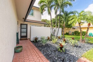 Property grounds - Modern Delray Beach Charmer - Near Atlantic Ave. in Delray Beach (Delray Beach)