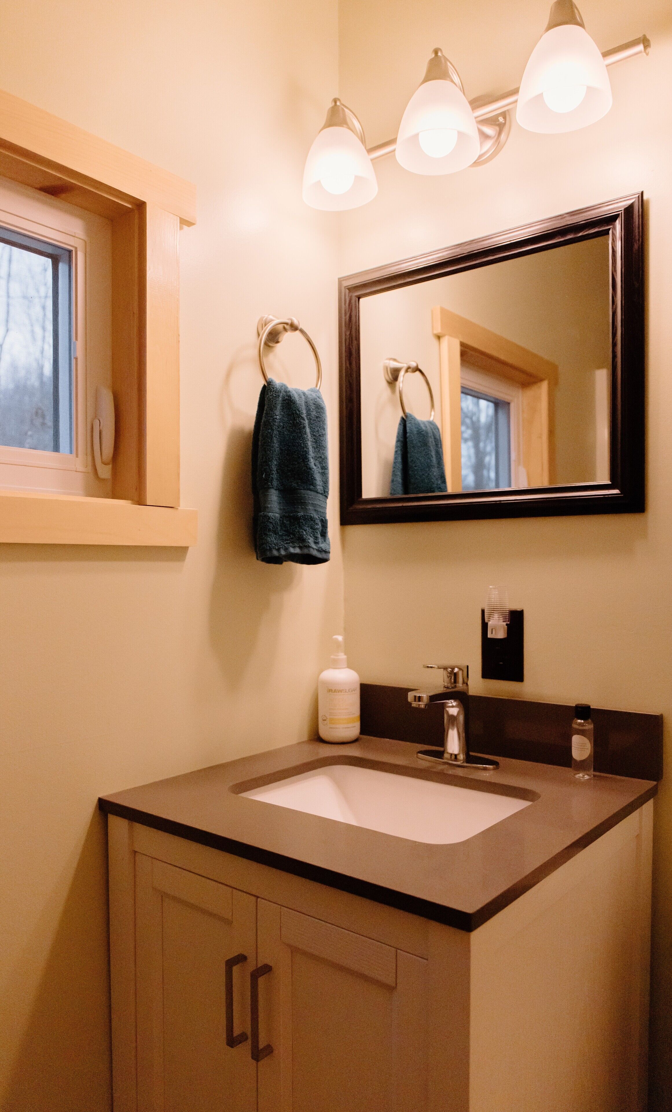 Serviettes fournies, savon, papier toilette