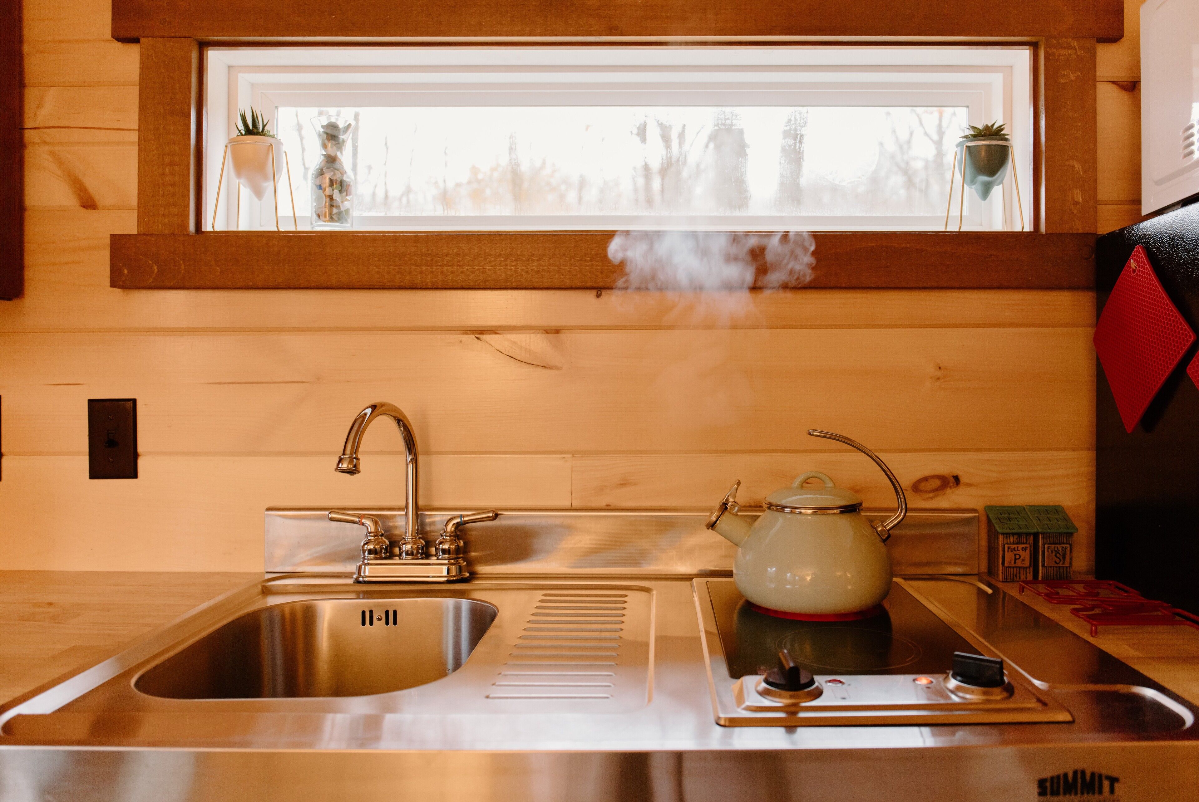 Kylskåp, spishäll, kaffe- och tebryggare och vattenkokare