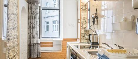 Kühlschrank, Mikrowelle, Ofen, Herdplatte