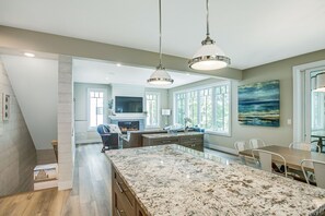 Deluxe House, 4 Bedrooms | Iron/ironing board, free WiFi