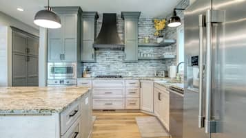 Family House, 4 Bedrooms | Private kitchen | Fridge, microwave, oven, dishwasher
