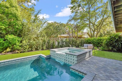 Stay Salty: A Spacious 6-Bedroom Home with Marsh Views in Saint Simons Island, GA, Perfect for Family Getaways!