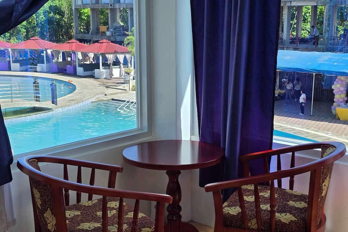 Honeymoon Condo, 1 Queen Bed, Non Smoking, Pool View | Living area