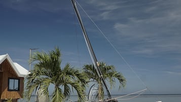 Di pantai, kabana (surcaj), payung, tuala pantai
