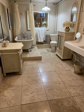 Secadora de cabello, toallas, jabón, papel de baño 