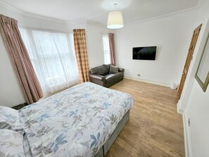 5 Schlafzimmer, Schreibtisch, Bügeleisen/Bügelbrett, kostenloses WLAN