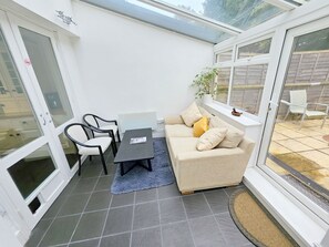 Una televisión, libros