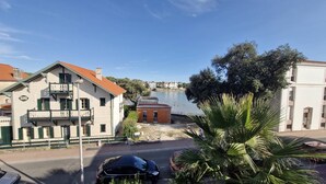 Un immeuble doté d’un balcon et d’une enseigne sur laquelle on peut lire « NELLY ».