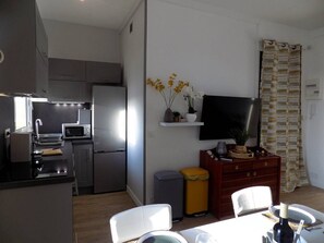 Frigorifero, microonde, tostapane, pentole/stoviglie/utensili