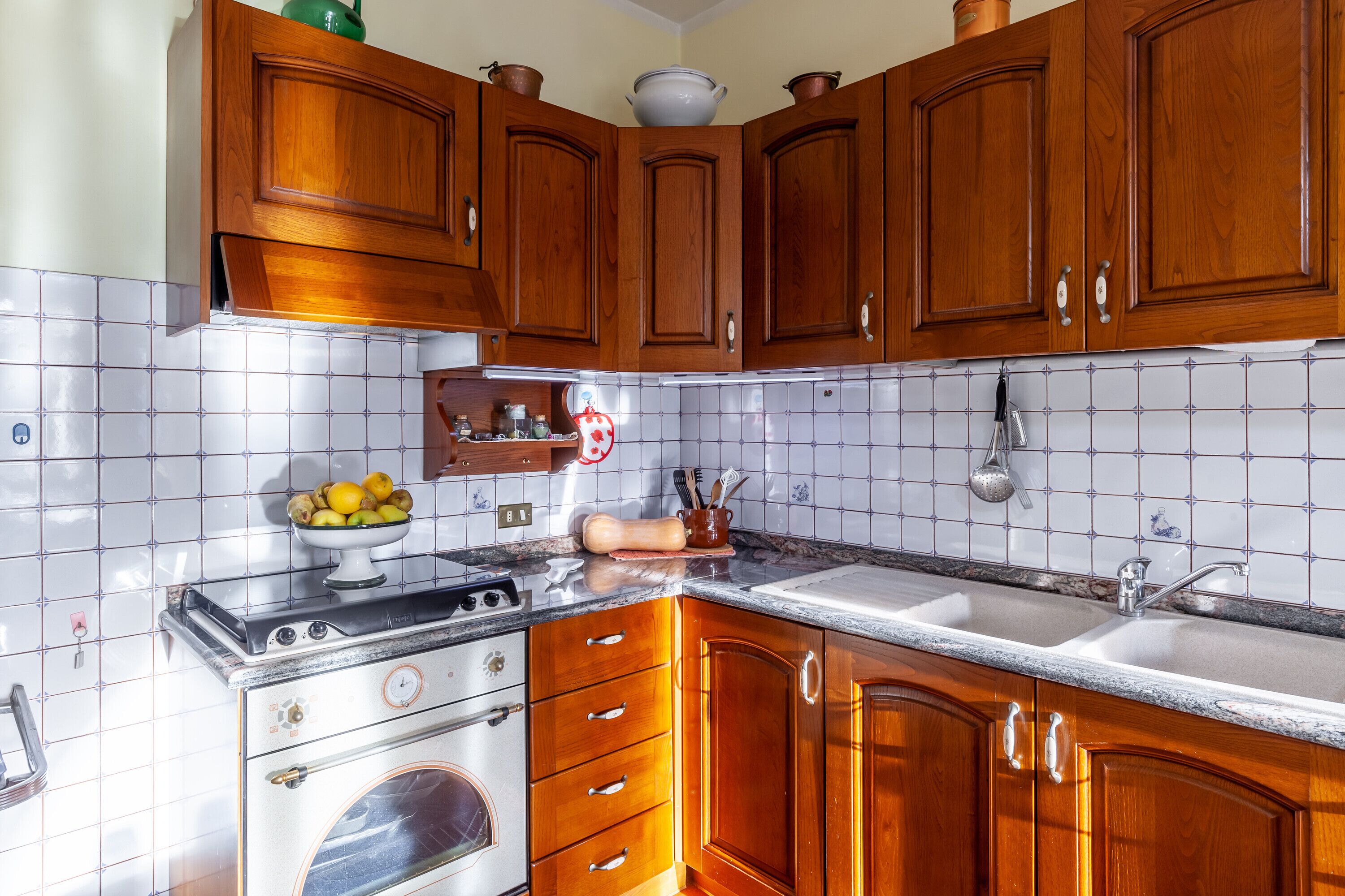 Kühlschrank, Ofen, Herdplatte, Wasserkocher mit Kaffee-/Teezubehör