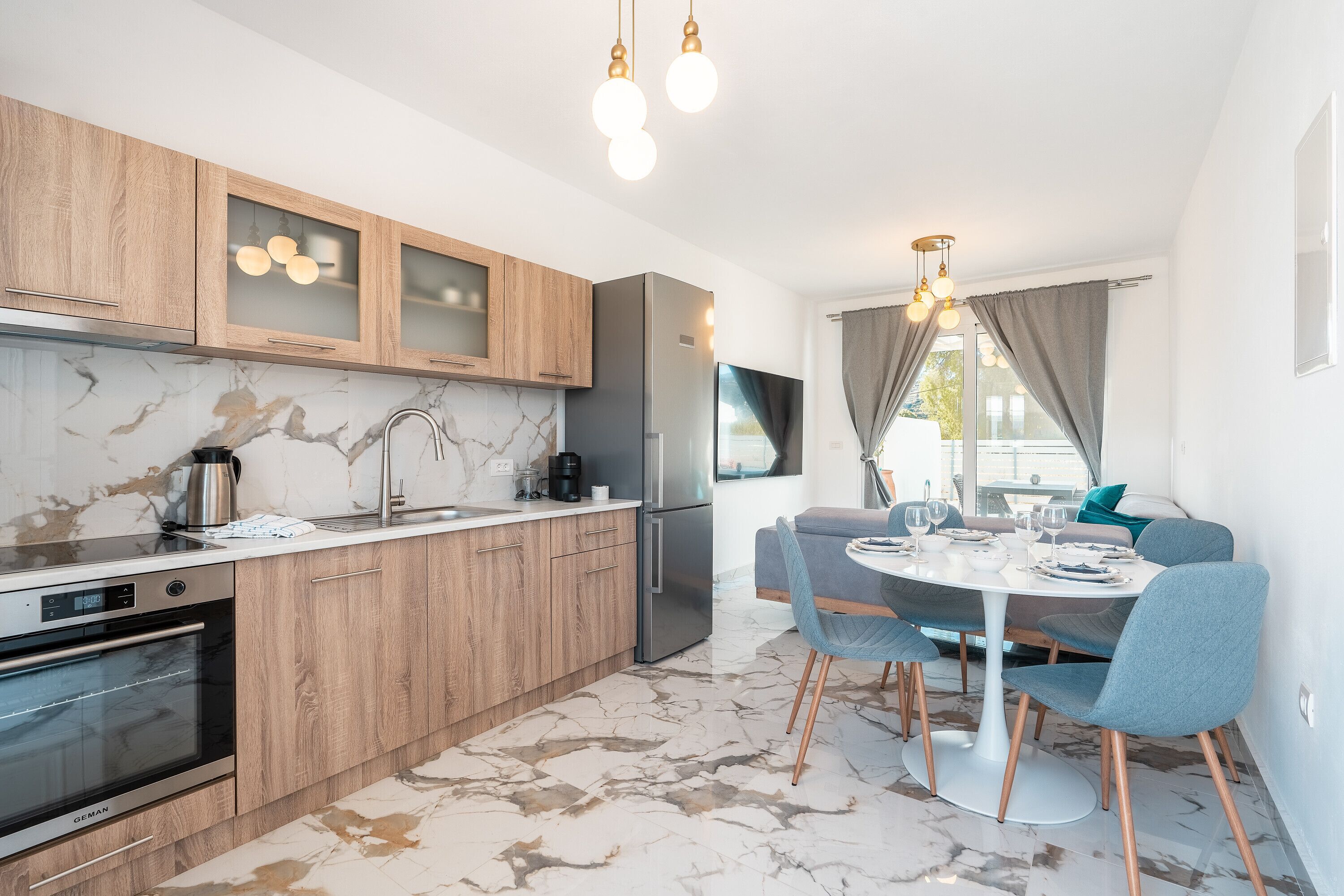 Réfrigérateur, four, plaque de cuisson, cafetière/bouilloire