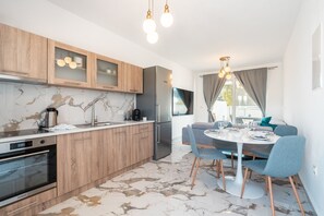 Kjøleskap, ovn, kokeplater og kaffetrakter/tekoker