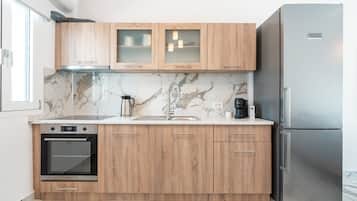 Refrigerador, horno, parrilla de estufa y cafetera y tetera