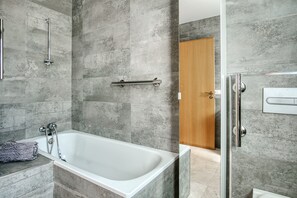 Douche, sèche-cheveux, serviettes fournies